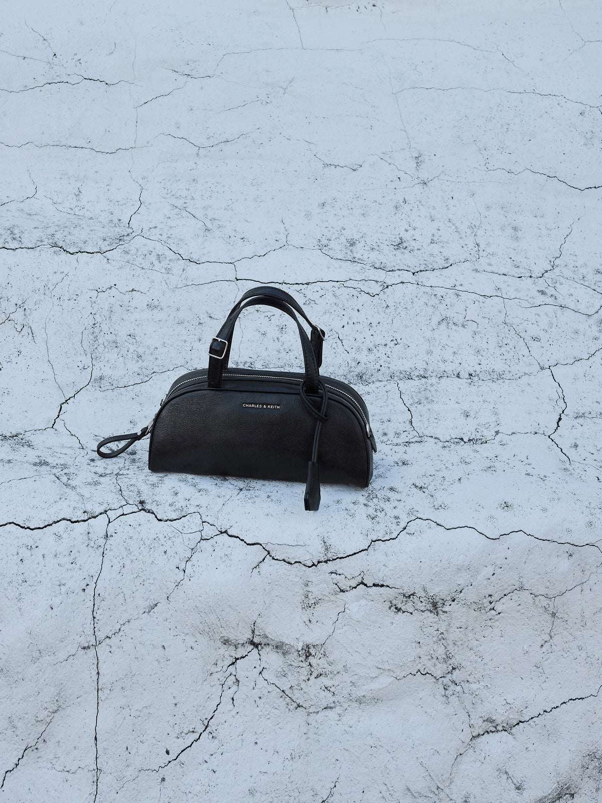 CHARLES & KEITH Sale / Vega Elongated Bowling Bag - Noir