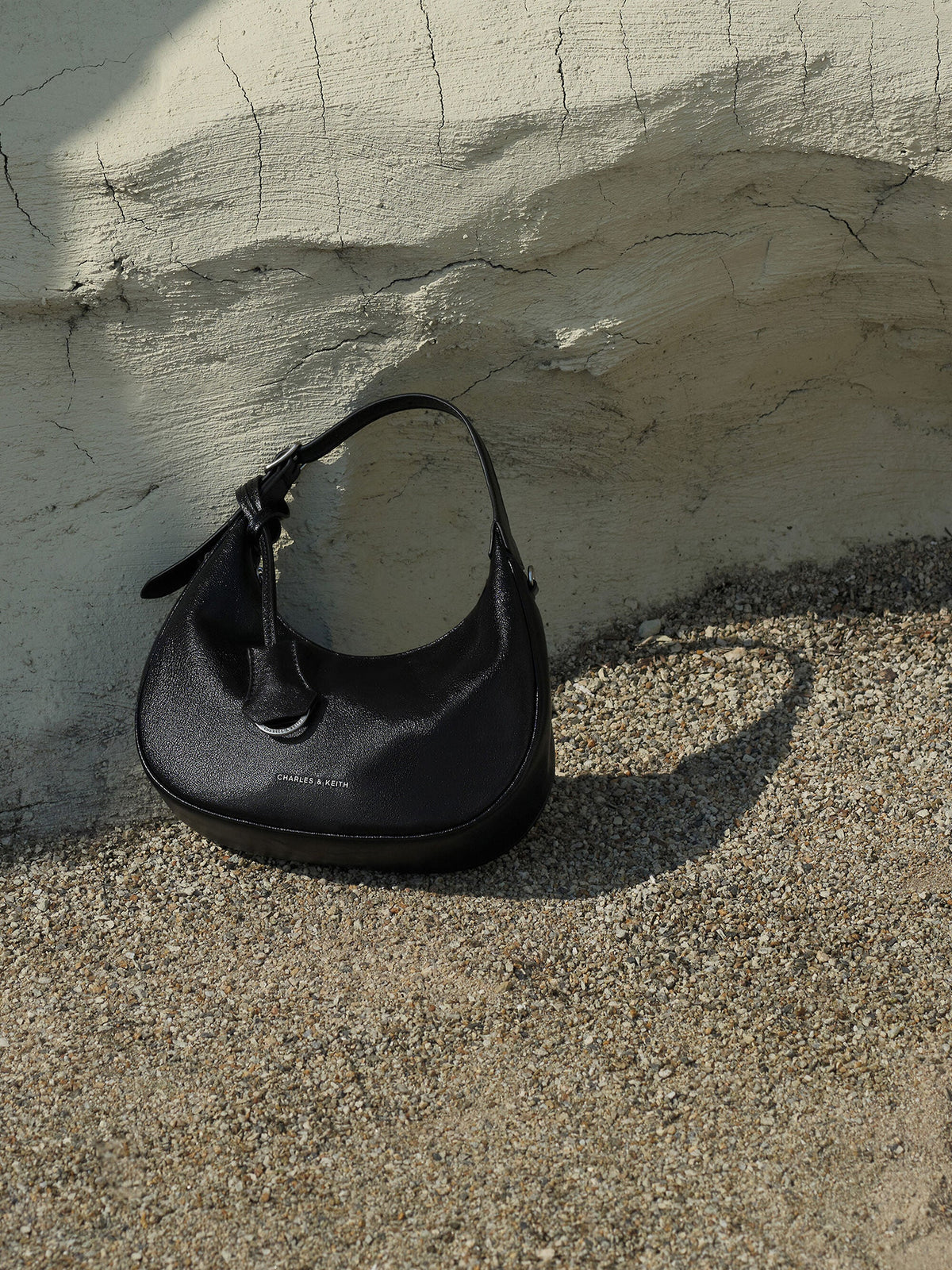 CHARLES & KEITH Recommended / Vega Hobo Bag - Noir