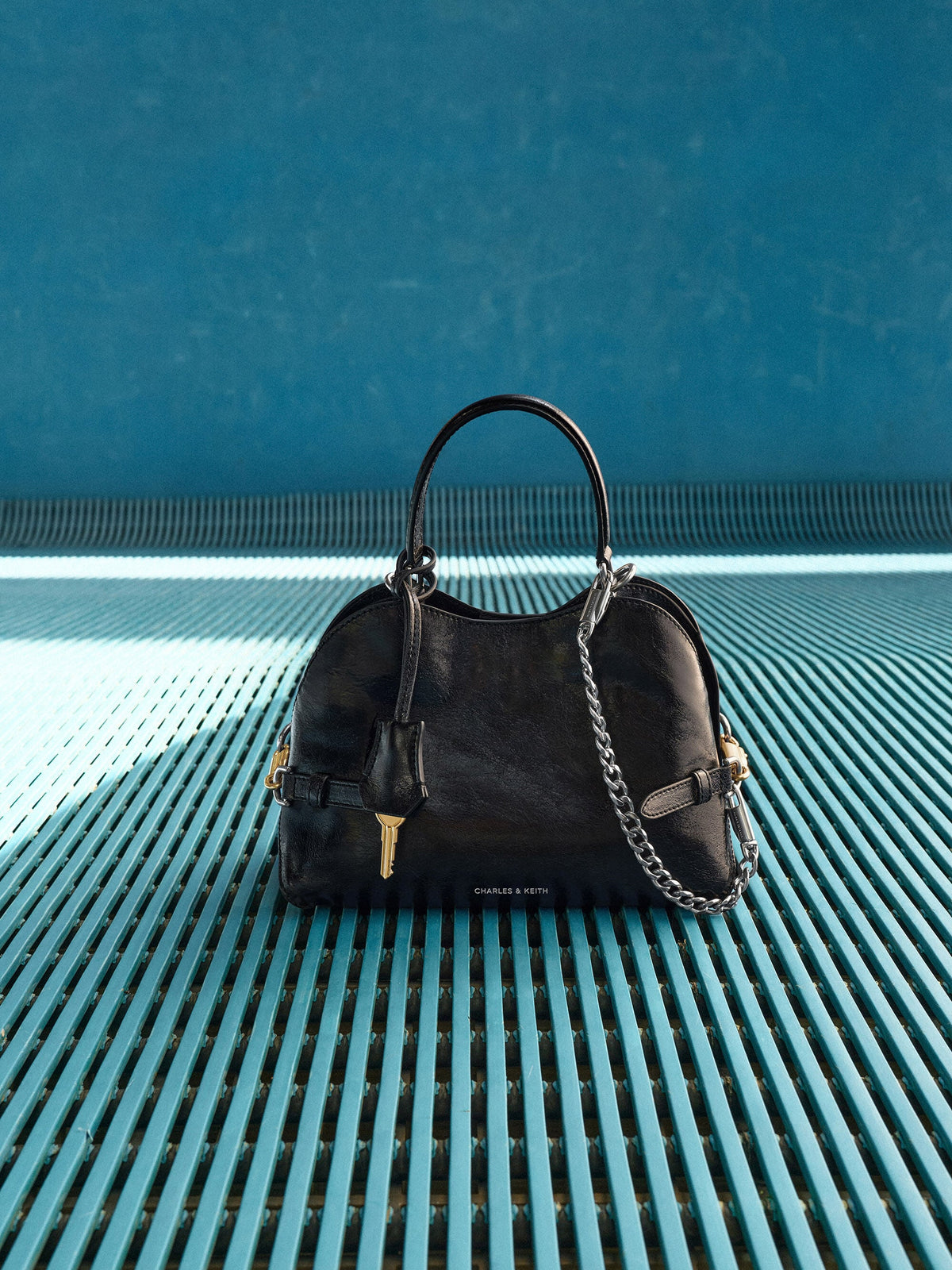 CHARLES & KEITH Customer Favorite / Delfina Chain Side-Belt Tote Bag - Noir
