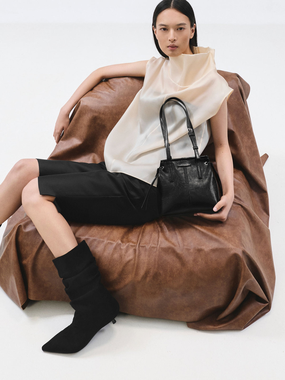 CHARLES & KEITH Exclusive / Noane Elongated-Handle Tote Bag - Noir