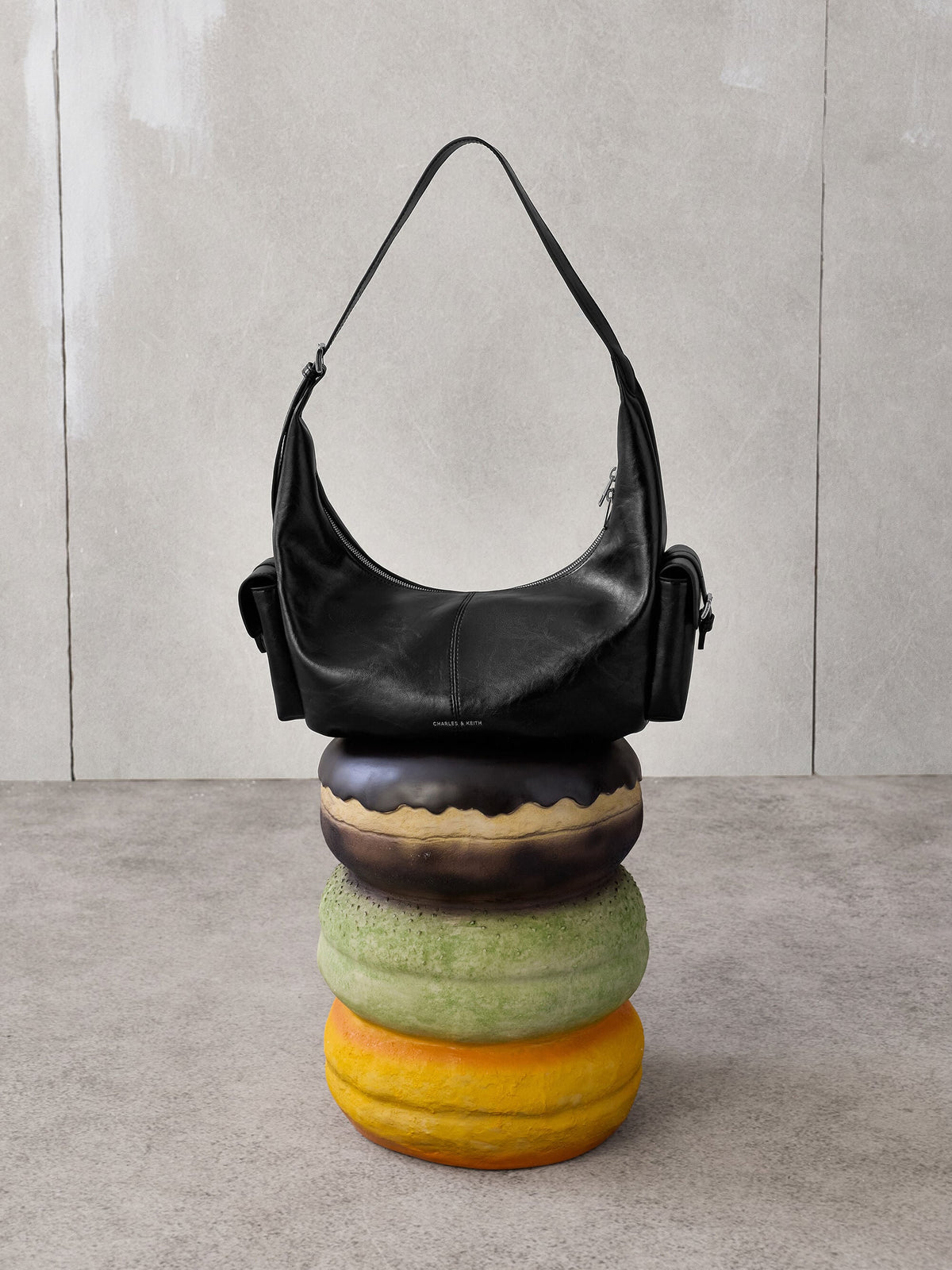 CHARLES & KEITH Great Value / Large Bessie Side-Pocket Hobo Bag - Noir