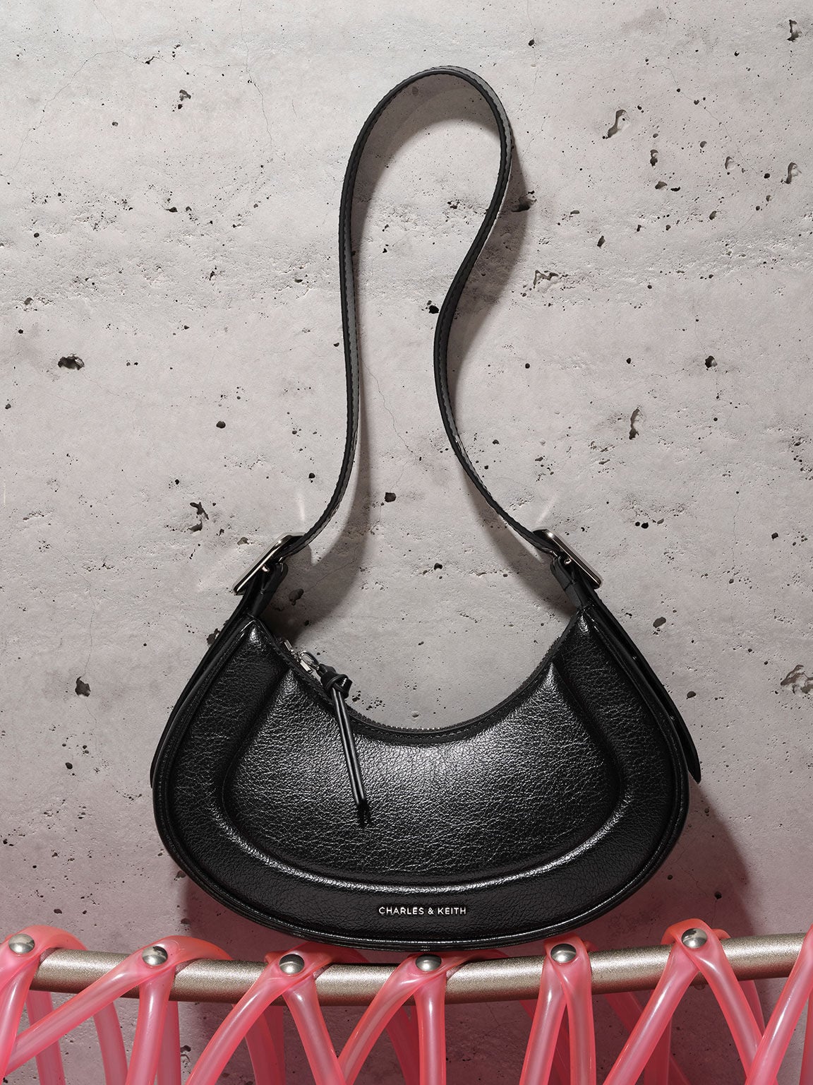 CHARLES & KEITH Classic / Petra Curved Shoulder Bag - Noir