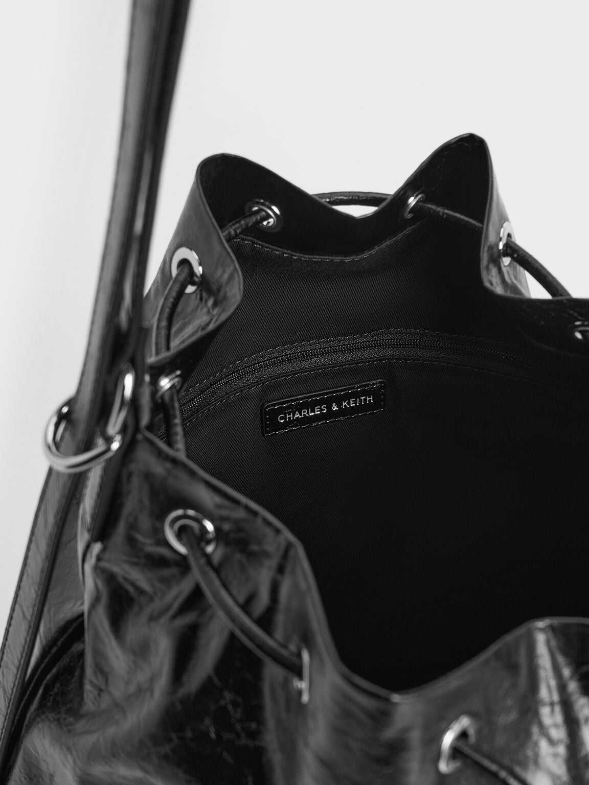 CHARLES & KEITH Classic / Neva Two-Way Bucket Bag - Noir