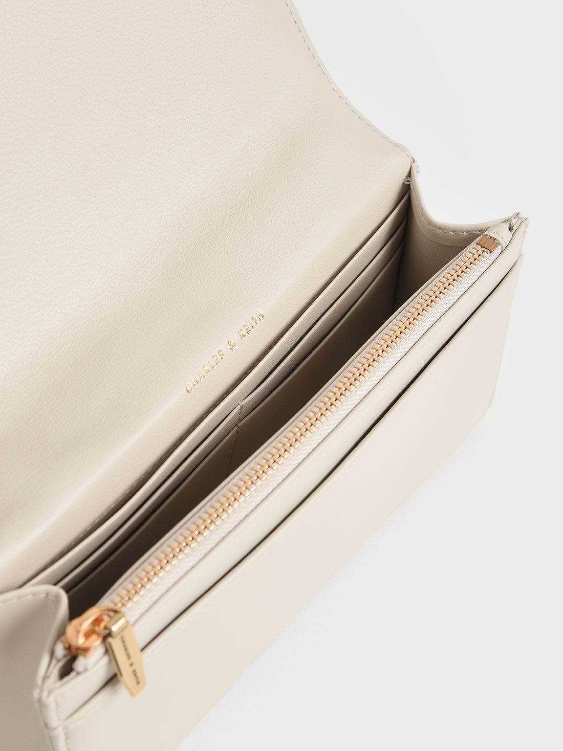 CHARLES & KEITH Latest / Paffuto Quilted Wallet On Chain - Cream