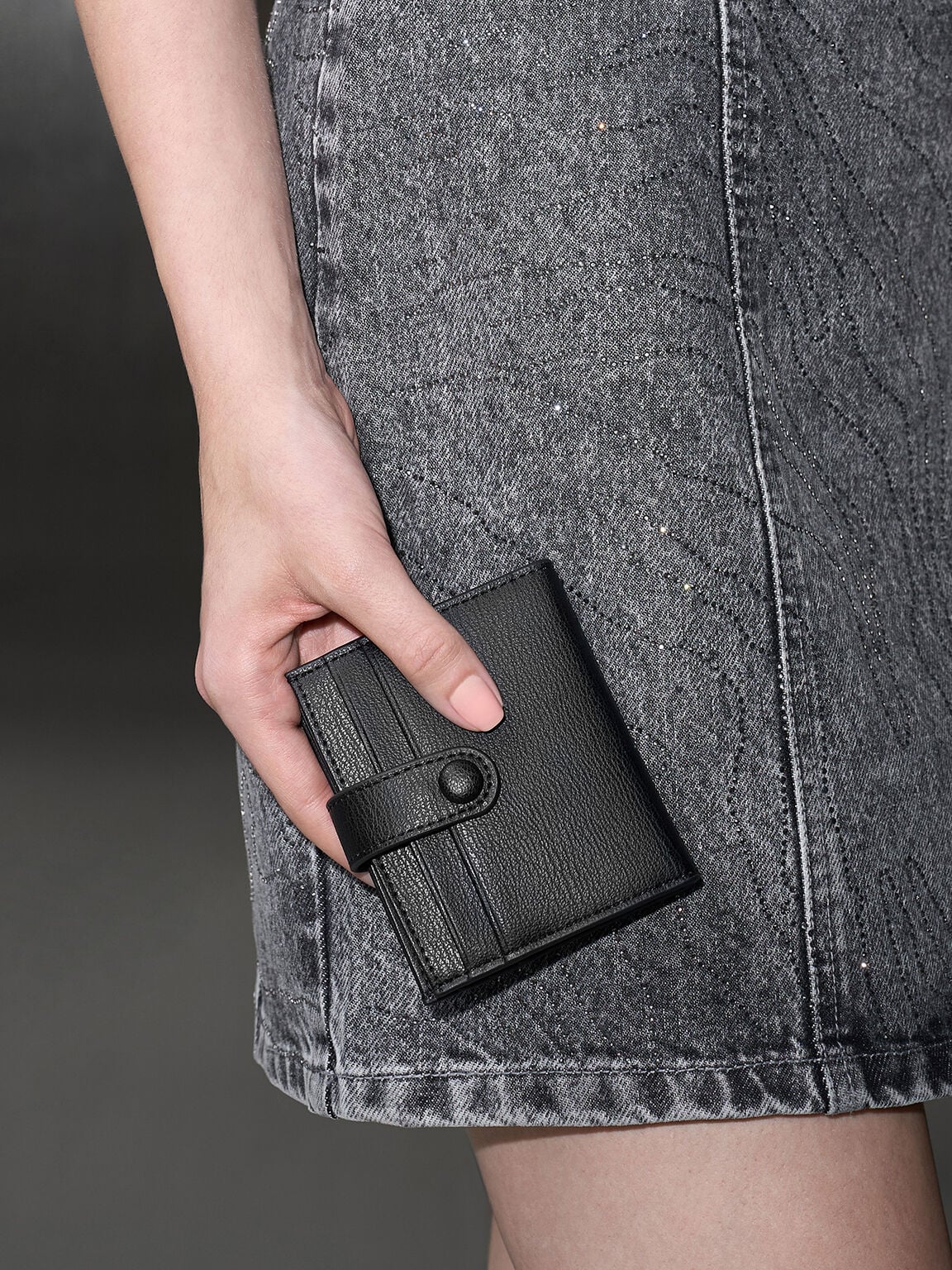 CHARLES & KEITH Signature / Bliss Snap Button Card Holder - Noir